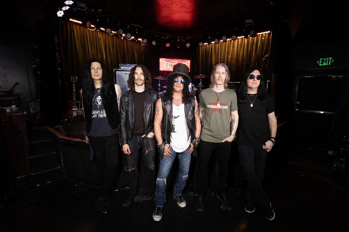 slash france flyind blind new smkc album conspirtors myles kennedy todd kerns 2027