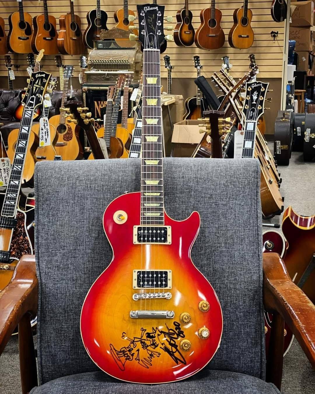 News Slash Slash Signe Une Guitare Gibson Les Paul Classic Pour La Bonne Cause Bon Anniversaire A London Hudson