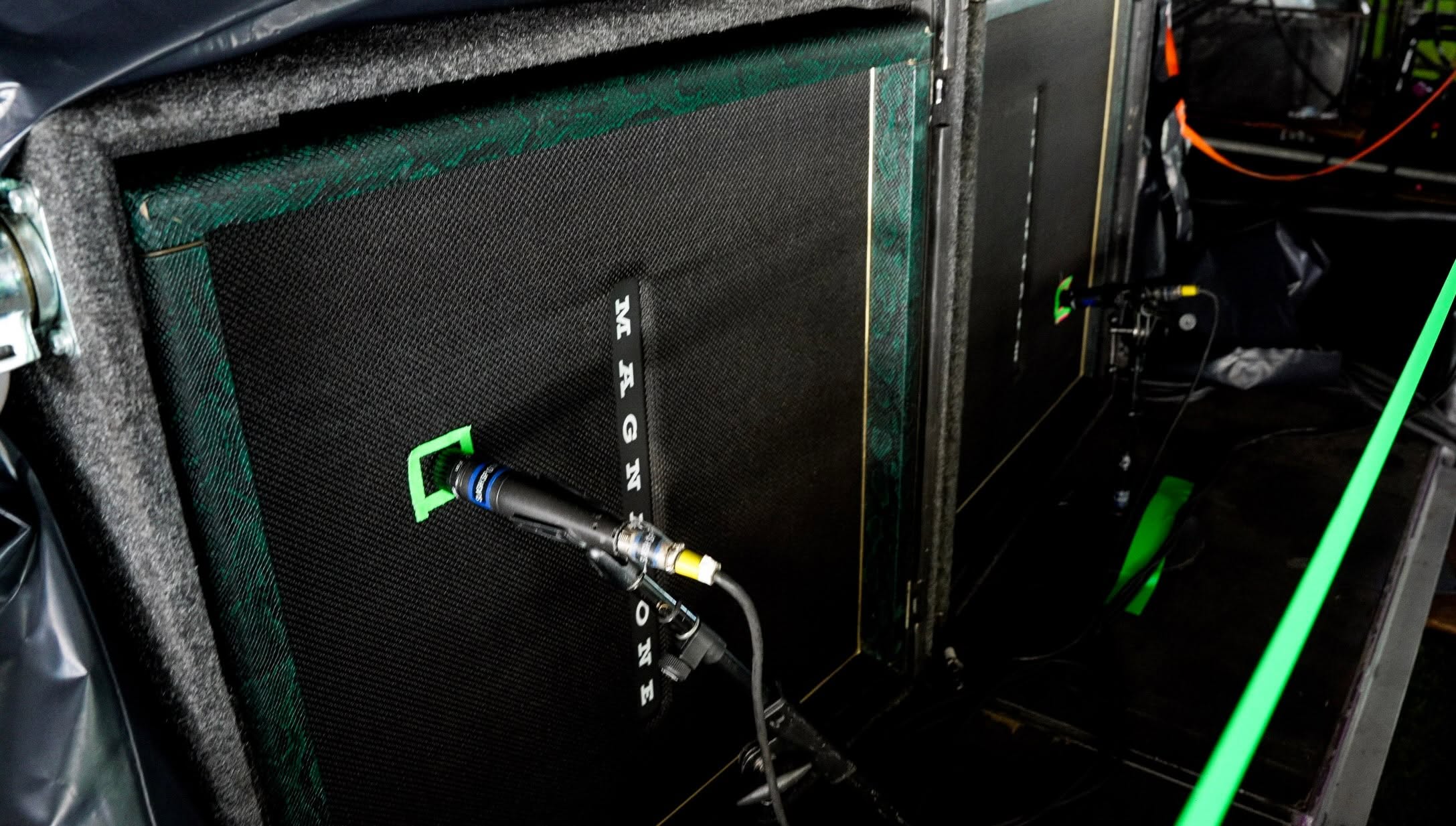 Slash rig guns n roses magnatone cab backstage amp 2026 Slash france magnatone amp guns n roses tour st louis righ tech backstage