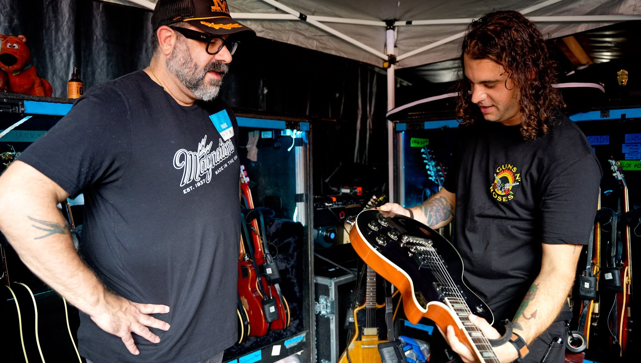 Magnatonre et Tomas Holgado, guiatar tech de Slash avec la Les Paul Galaxy slash france tomas holgado gibson les paul galaxy magnatone 2026 st louis rig guitar tech