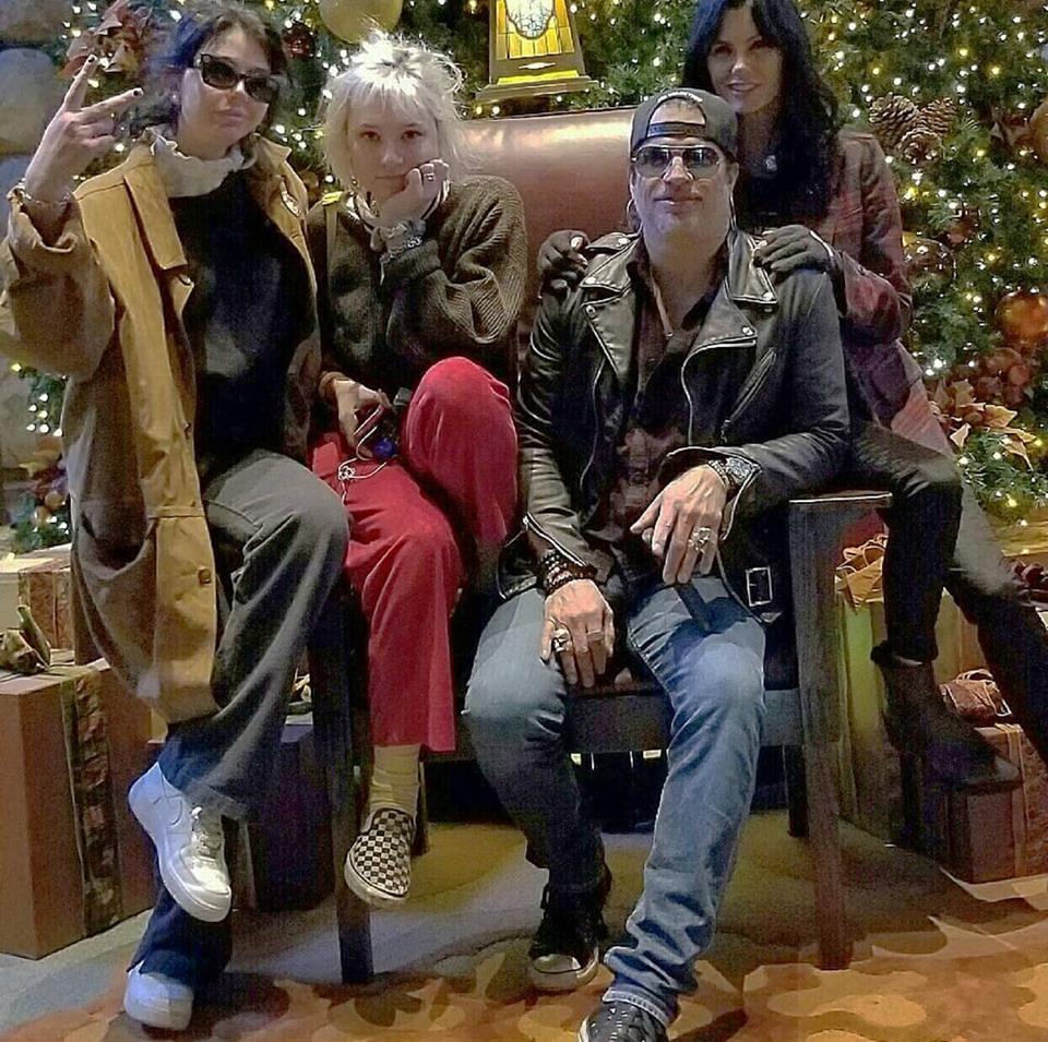 Slash france guns n' roses christmas 2017 meegan lucy scarlet