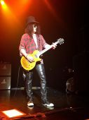 Slash france tokyo studio coast conspirators world on fire show japan myles kennedy todd kerns brent fitz frank sidoris