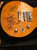 Slash solo 2016 0318_guitar_autographe 1