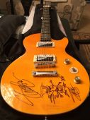 Slash solo 2016 0318_guitar_autographe 3